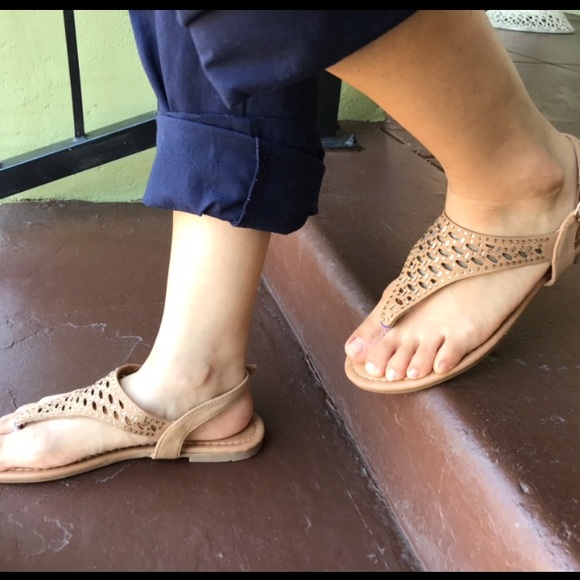 New thong natural sandals last one - Picture 2 of 5